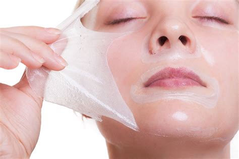 Download Article. 1. Cleanse your skin. Immediately before you apply a TCA peel, you need to completely clean your skin. If you are applying the TCA peel to your face, you should remove all of your make up. Washing your face will help to remove any surface oils allowing the TCA solution to peel away a layer of skin.
